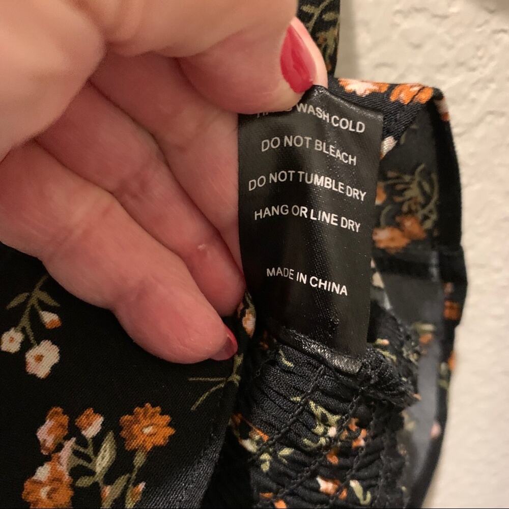 Farrow floral short sleeve cropped top smocked Scoop back and front. Size M - Picture 5 of 6